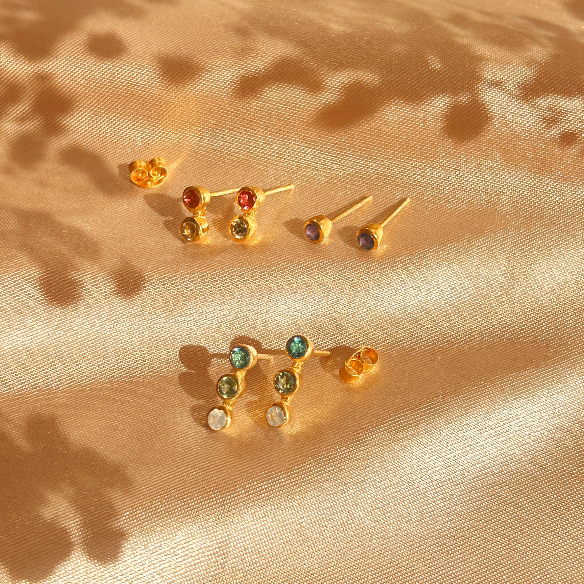 Personalized stud earrings with 1, 2, or 3 birthstones in gold, silver, or rose gold. Custom jewelry gift for mom, grandma, couples, or friends. Perfect birthday, anniversary, or Mother’s Day gift.