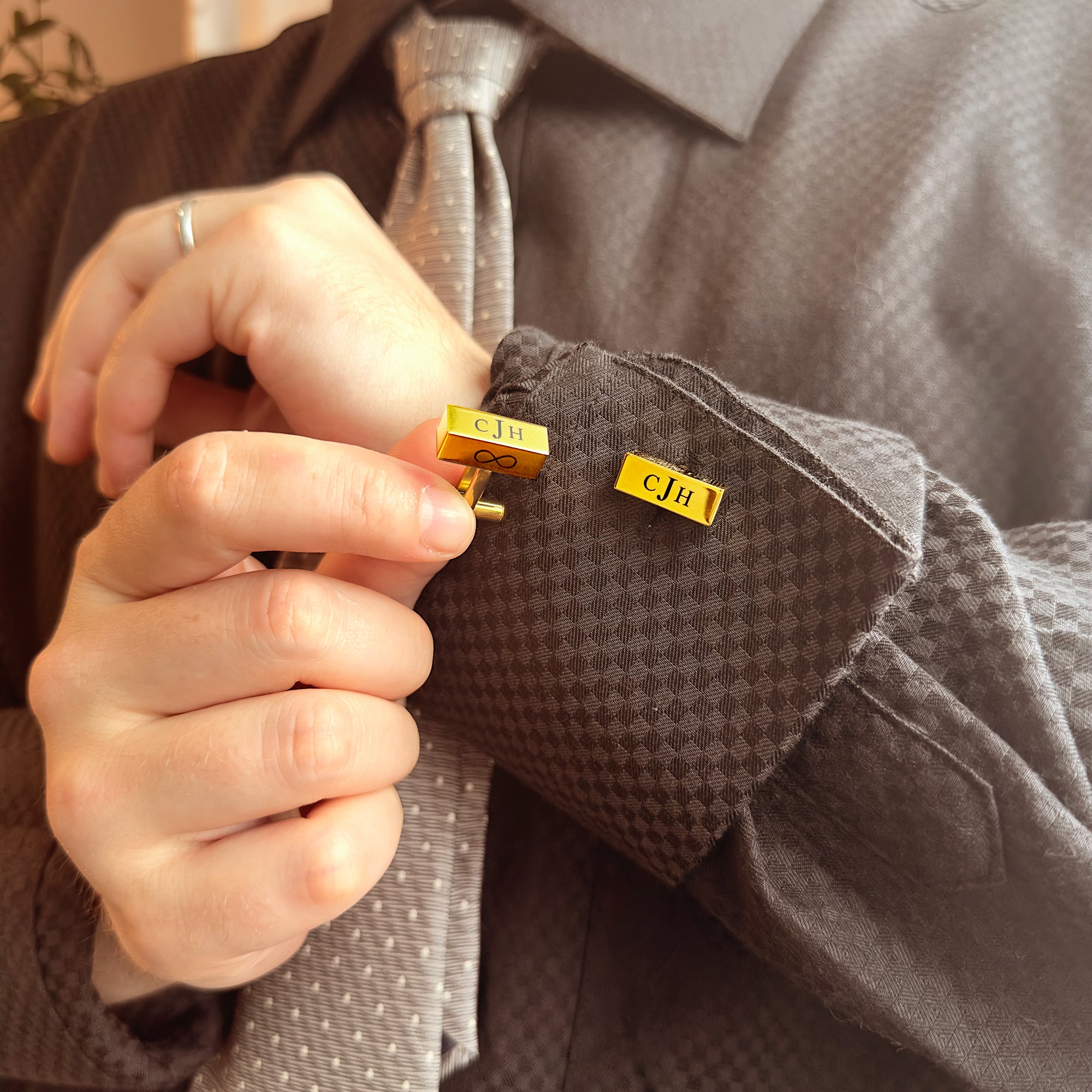 3d-bar-engraved-cufflinks-model.jpg