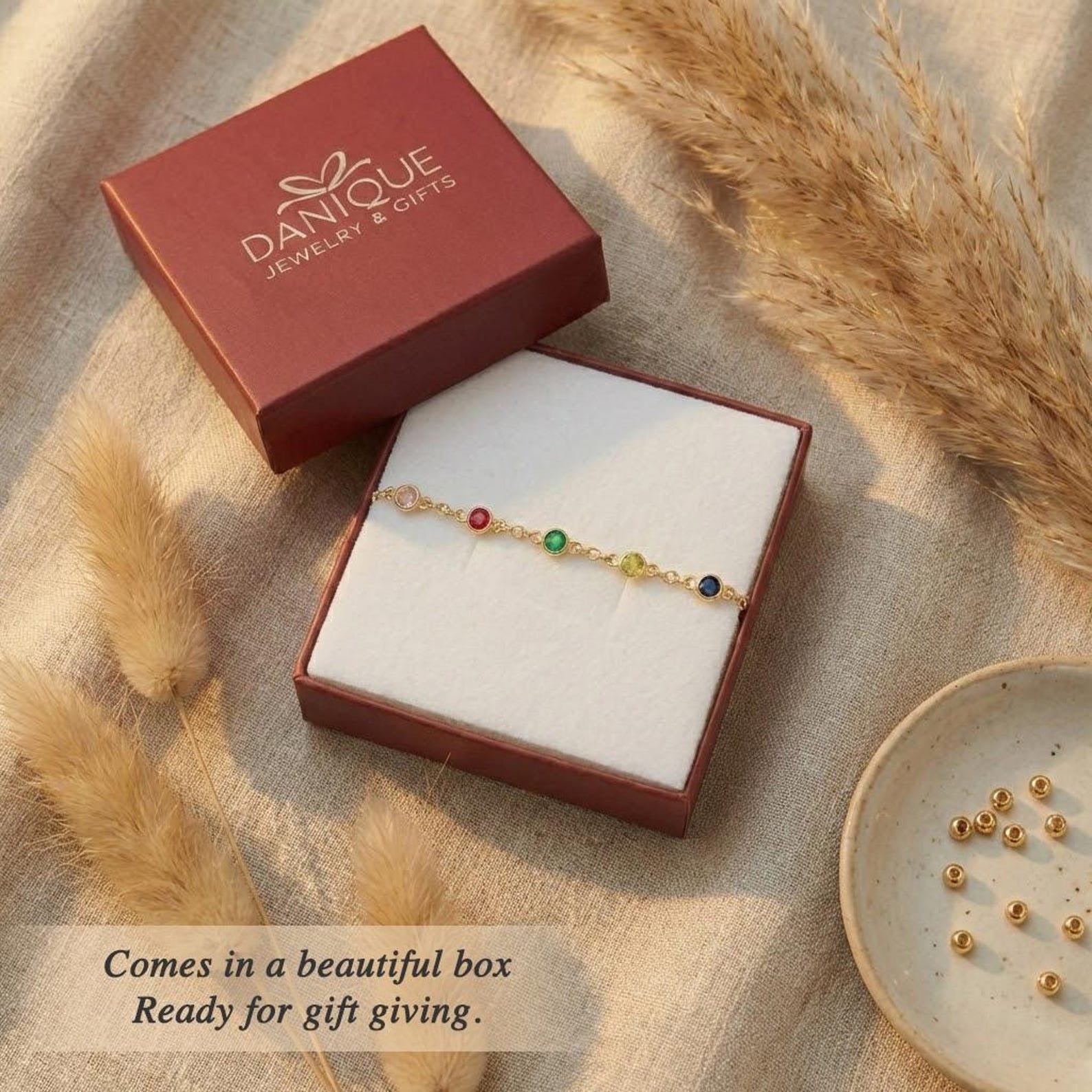 Personalized birthstone bracelet presented in a gift-ready jewelry box, perfect for gifting to mom or grandma. Custom family bracelet handcrafted with natural gemstones on a delicate chain. Ready-to-gift jewelry for Mother’s Day, birthdays, anniversaries, or special family occasions.
