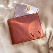 Custom leather wallet for men engraved with initials “V.A.” in a sleek monogram style. Handcrafted personalized wallet with bifold design, cash pocket, card slots, and ID window. Ideal engraved wallet for men, husband, or boyfriend, this custom engraved wallet makes a stylish Father’s Day, birthday, Christmas, or groomsmen gift. A high-quality personalized wallet for him, engraved to last.