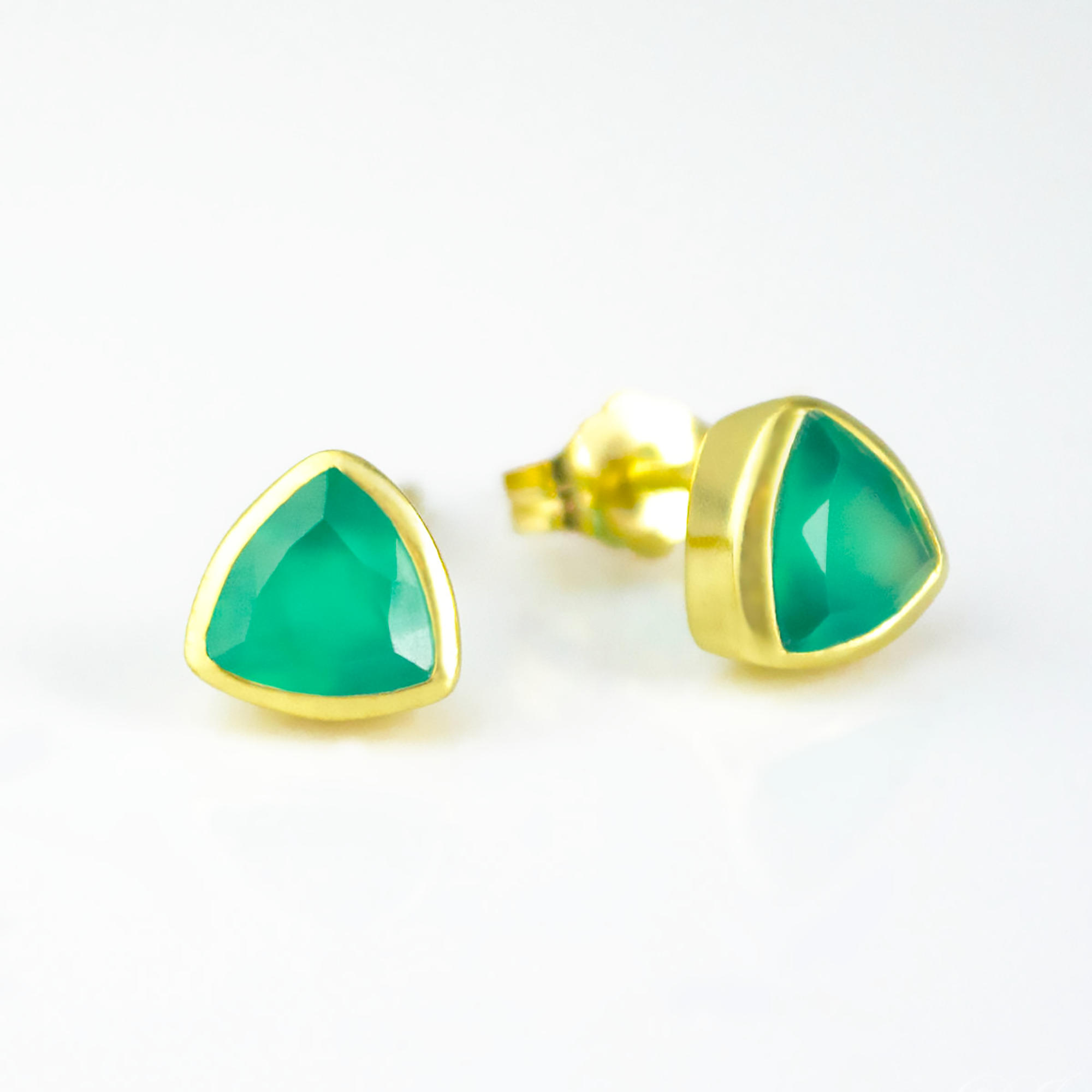 green_onyx_triangle_studs_gold_1.png