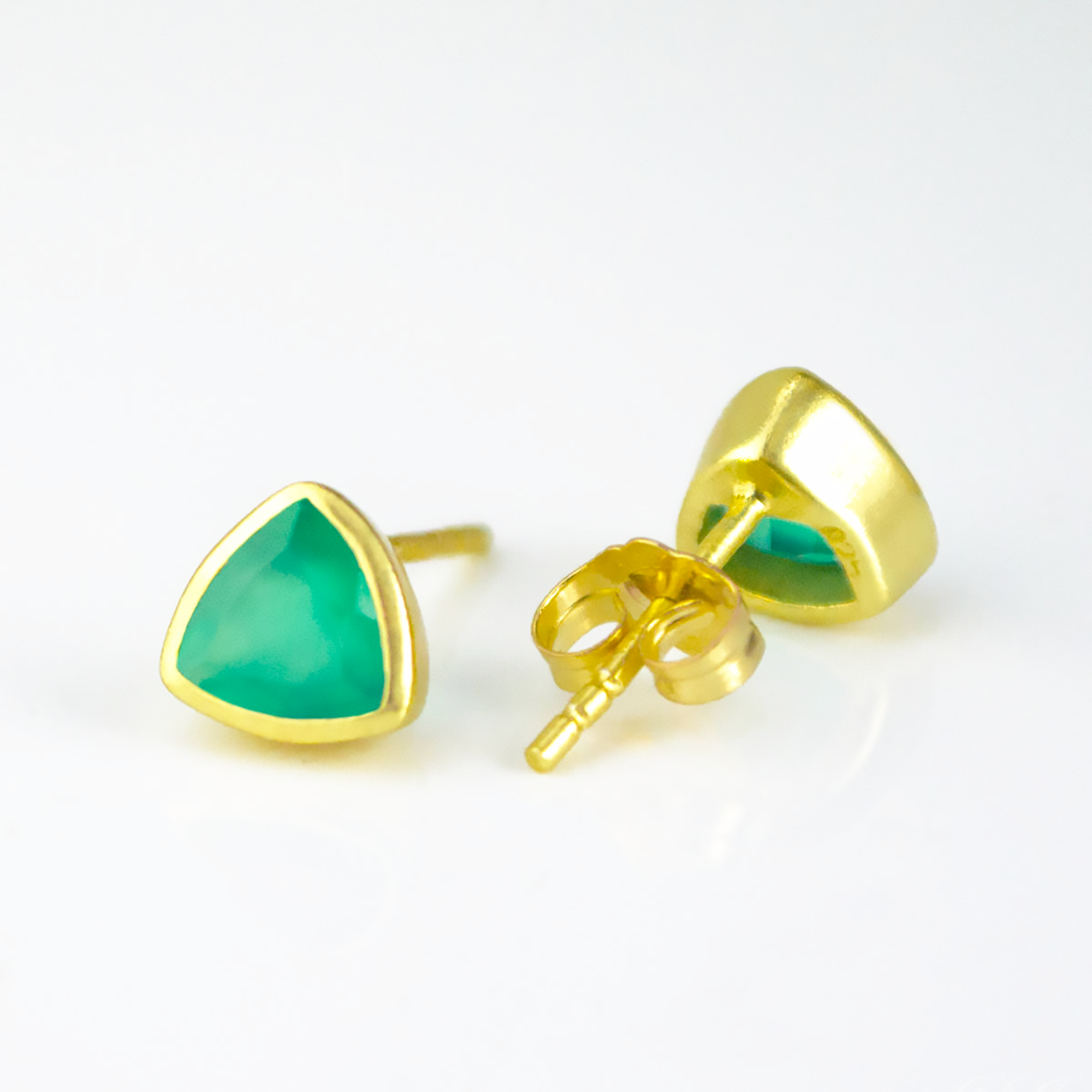 green_onyx_triangle_studs_gold_2.png