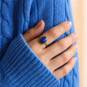Woman wearing oval lapis lazuli ring in yellow gold vermeil on her hand