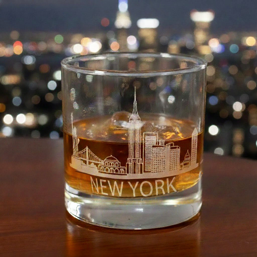 Custom New York skyline whiskey glass, personalized etched old fashioned bourbon glass, unique city lover gift for whiskey enthusiasts, barware decor for him.