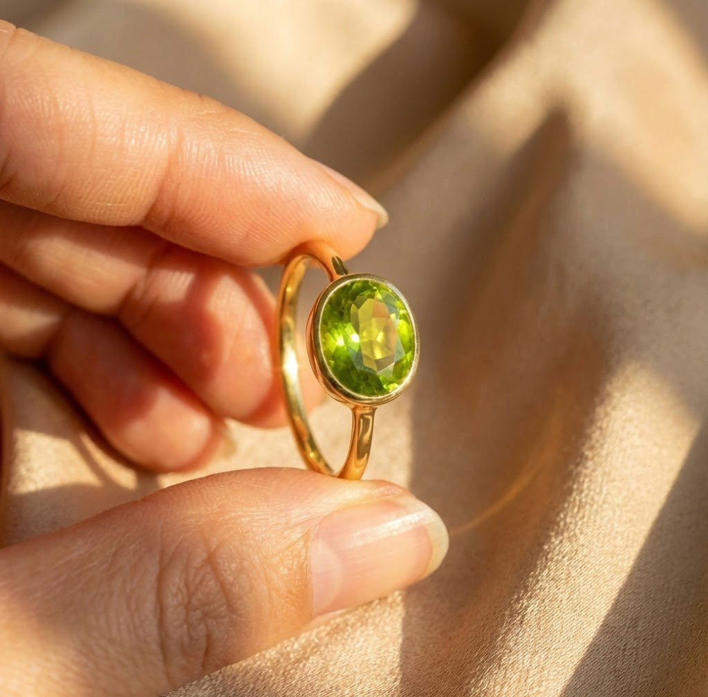 Close-up of oval peridot quartz stone showing faceted green color, August birthstone ring detail
