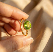 Close-up of oval peridot quartz stone showing faceted green color, August birthstone ring detail