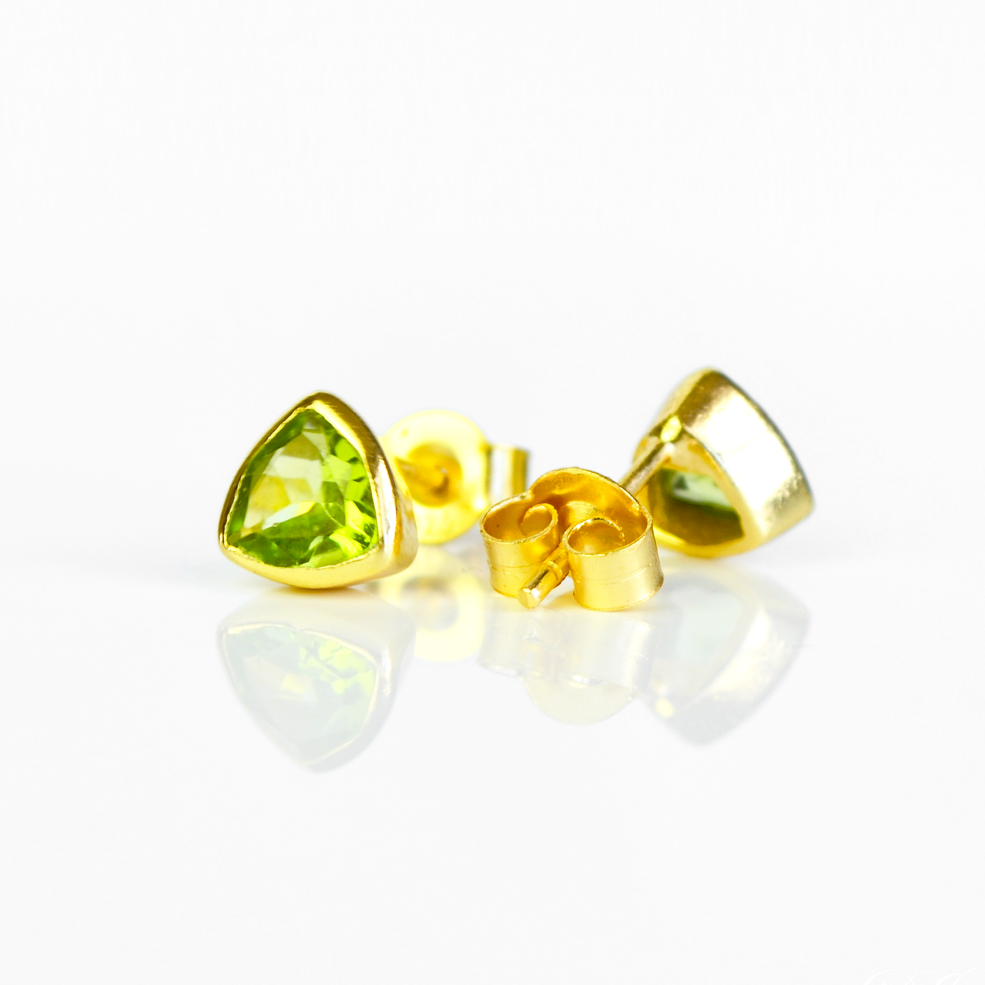 peridot_triangle_earrings_gold_2.png