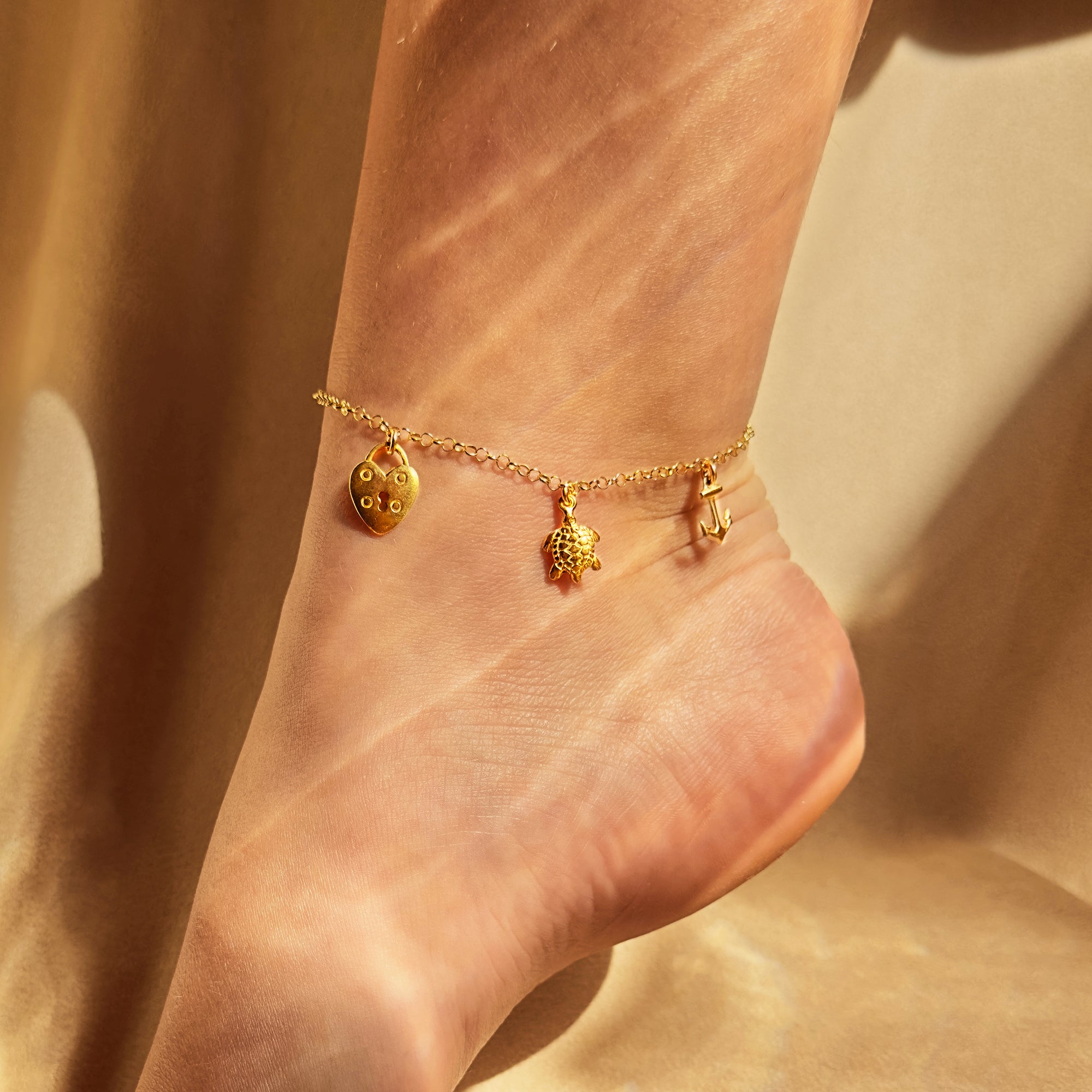 turtle-ancher-lock-love-charm-anklet-on-model.jpg