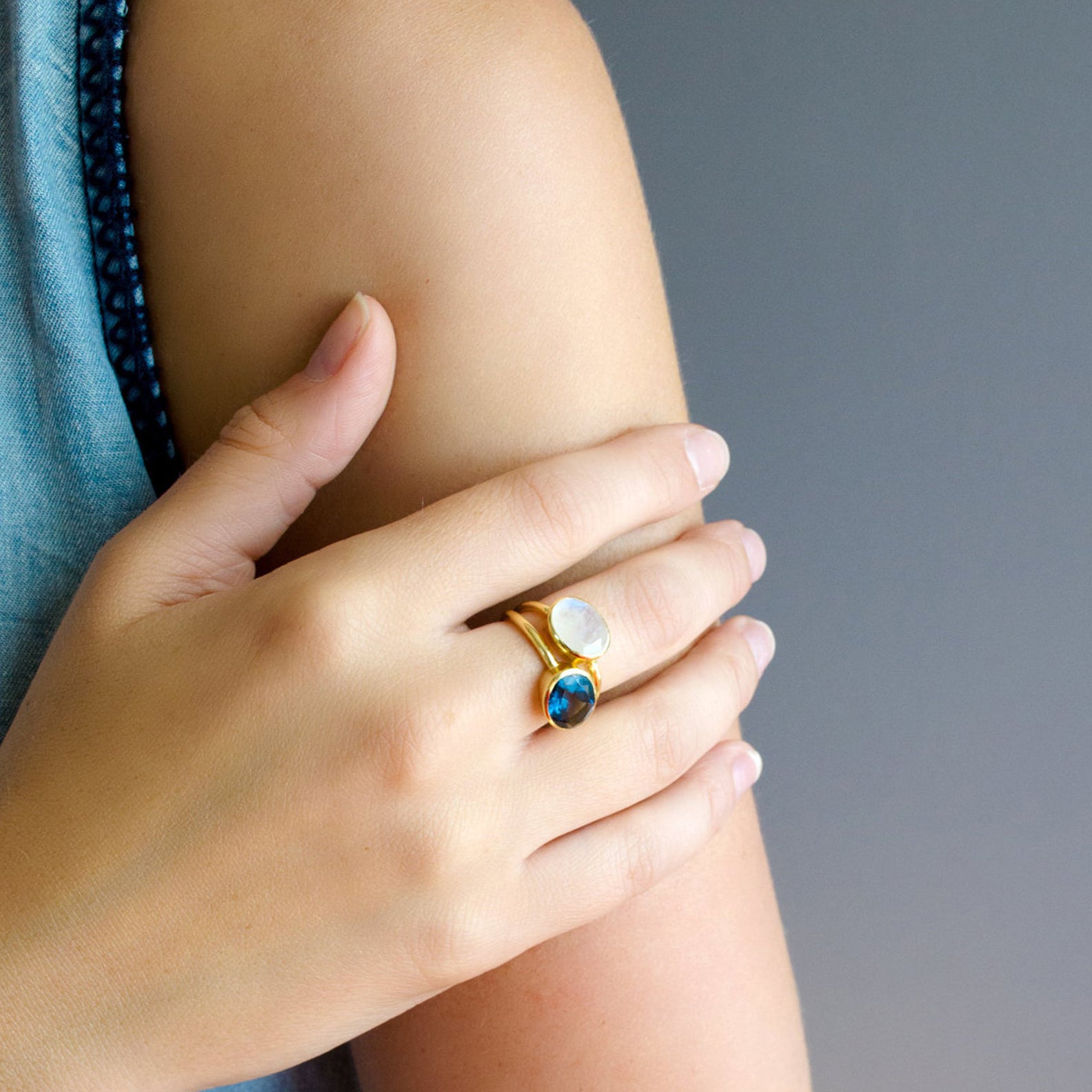 Set of Two Oval Rings : Kyanite and Moonstone