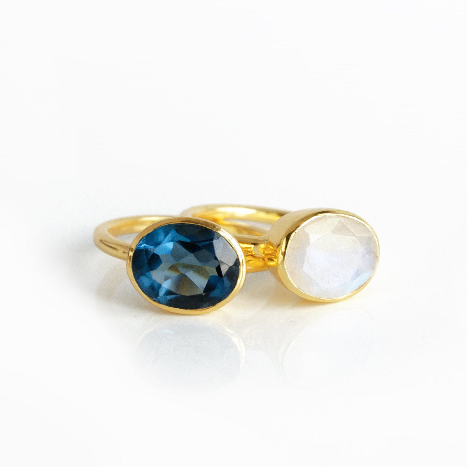 Set of Two Oval Rings : Kyanite and Moonstone