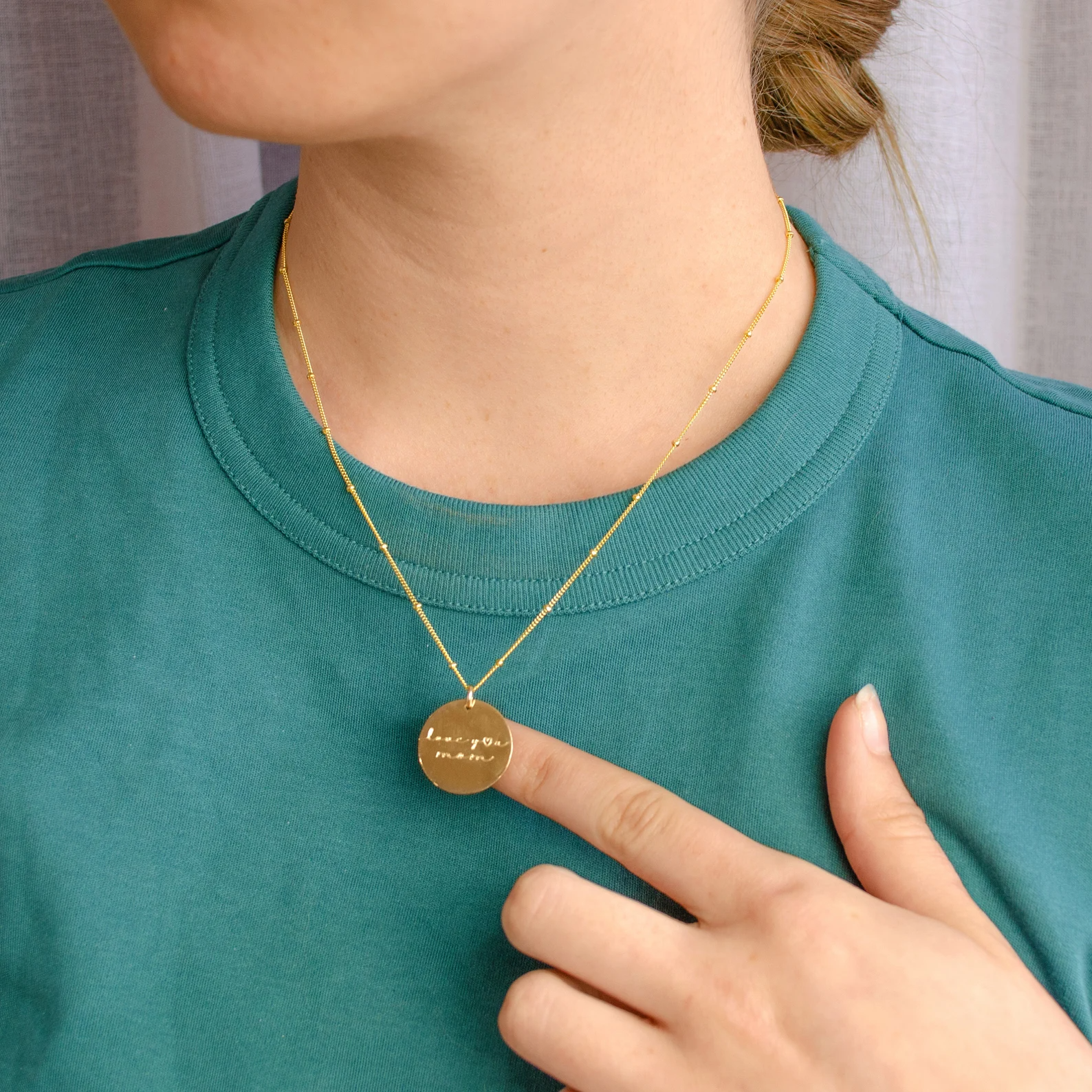 momnecklaceformotheryellowgolddiscnecklacegiftformommodelgreenshirt