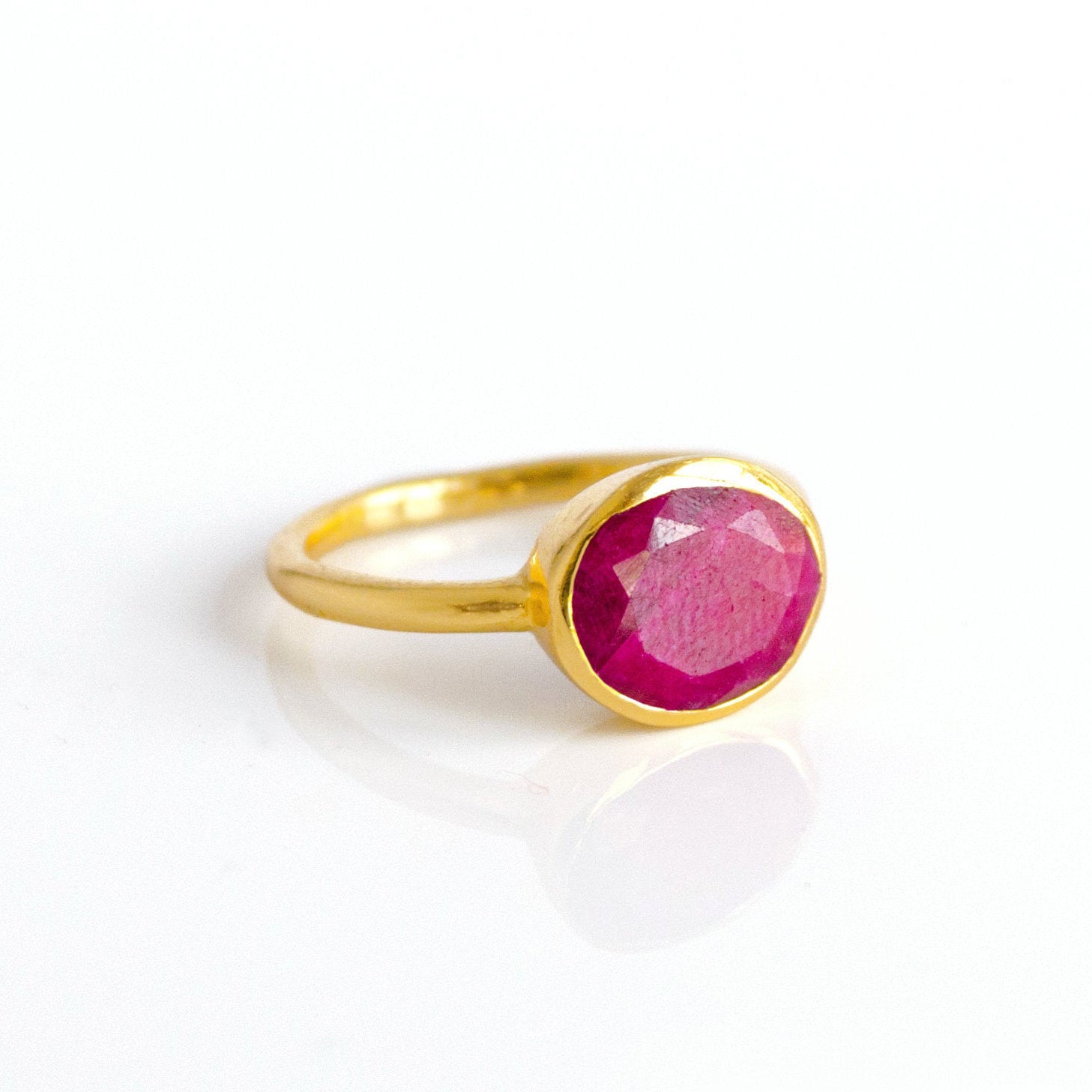 ruby_oval_ring_gold.jpg